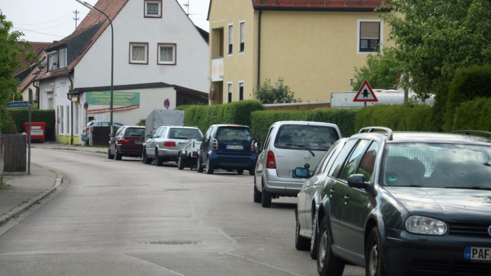 Karlsfeld: Auch in der Gartenstraße ist der rechts Fahrbahnrand oftmals zugeparkt. Ein Rettungswagen muss sich vorbeiquetschen.