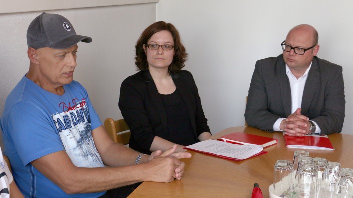 Weichs: Hofft auf Hilfe: Günther Vorpagel (links) im Gespräch mit Andrea Autenrieth und Bürgermeister Harald Mundl.