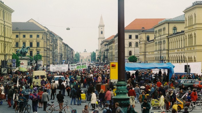 20 Jahre Corso Leopold am Wochenende: Autofrei von der Münchner Freiheit bis zum Odeonsplatz: der erste Corso Leopold im Mai 1995.