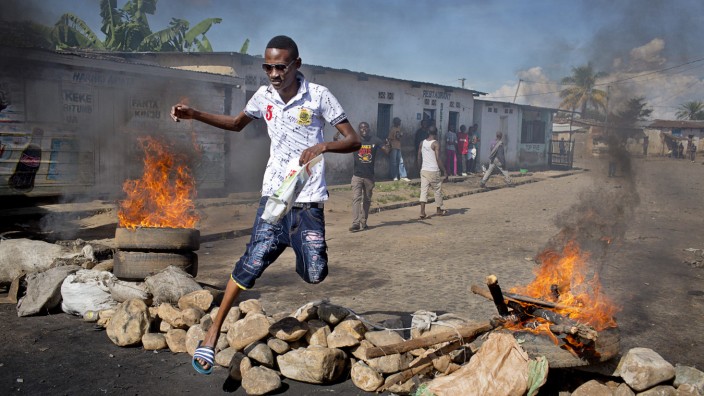 Ostafrika: Ein Mann bringt sich in Sicherheit: In Bujumbura, der Hauptstadt von Burundi, gibt es seit Ende April Massenproteste.