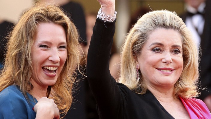 Filmfestspiele Cannes: Regisseurin Emmanuelle Bercot (l.) hat mit "La tête haute" die Filmfestspiele eröffnet. Dabei arbeitete sie wieder mit Catherine Deneuve (r.) zusammen.