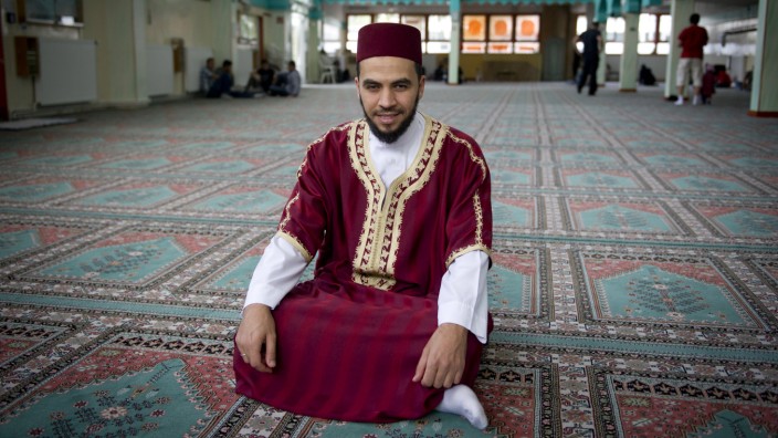 Der salafistische Prediger Abdel Hadime Kamouss aufgenommen am Sonntag 19 06 2011 in Berlin in der