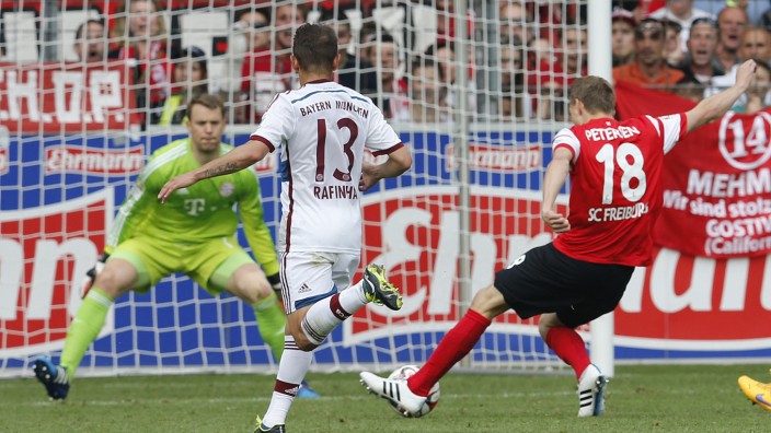 Sieg gegen FC Bayern: Schuss zum Klassenerhalt? Nils Petersen trifft gegen Manuel Neuer zum 2:1.