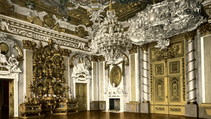 Berliner Schloss: Preußisches Pathos: Das Silber-Büffet im Rittersaals, daneben Portale, bekrönt von den Figuren der Erdteile.
