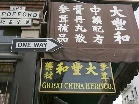 Chinatown - geheimnisvolle Stadt in der Stadt: Besonders alte Menschen pflegen in dem Viertel in San Francisco ihre Traditionen in der Fremde.