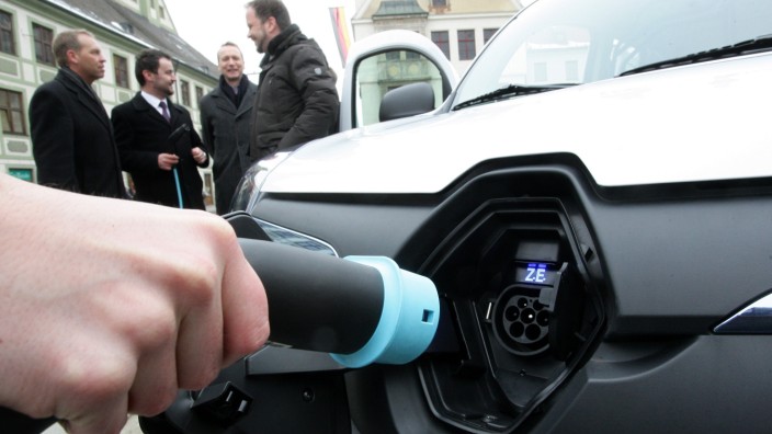 Nachfrage nach E-Autos: Nicht überall können Besitzer von Elektroautos ihre Batterien aufladen. Das hält viele Menschen vom Kauf eines solchen Fahrzeugs ab.