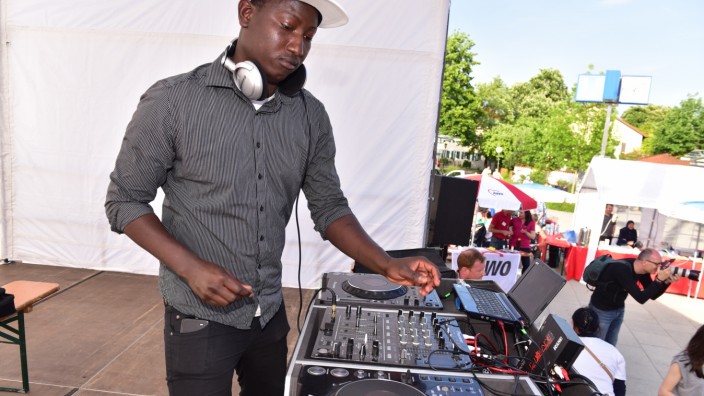 Garching: Gut aufgelegt: In seiner Heimat Senegal ist DJ Aston ein gefragter Musikproduzent. Beim Fest in Garching sorgte er für den richtigen Sound.