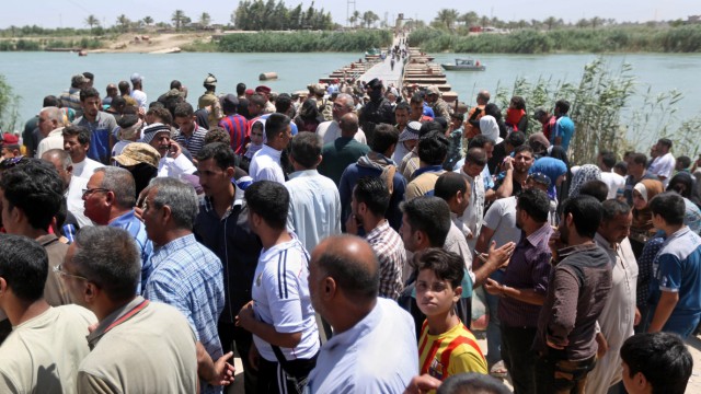 Leben im Irak: Zahlreiche Iraker sammeln sich vor der Bzebiz-Brücke, sie fliehen vor den IS-Milizen.
