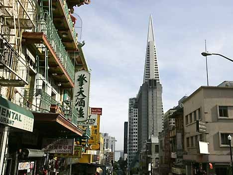 Chinatown - geheimnisvolle Stadt in der Stadt: Besonders alte Menschen pflegen in dem Viertel in San Francisco ihre Traditionen in der Fremde.
