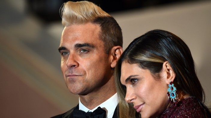 Stilkritik: Hingucker: Robbie Williams und seine Frau Ayda Field bei der Premiere des Films "The Sea of Trees" beim Filmfest in Cannes.