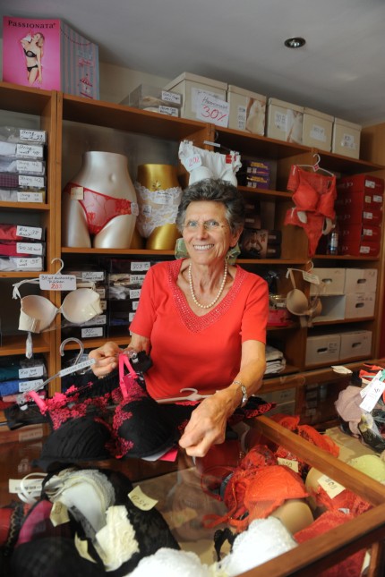 Wandel der Sendlinger Straße: "Alles verändert sich hier", sagt Adelinde Dilz, die seit mehr als sechs Jahrzehnten Dessous in der Sendlinger Straße verkauft.