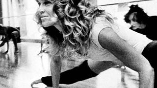 25 Jahre Aerobic: Die fabelhafte Jane Fonda in einer Uniform, die die Welt erobern sollte: Ohne Stretchleibchen und Stulpen ging nichts mehr Anfang der Achtziger.