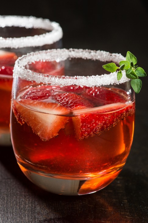 Aus Erdbeeren Cocktails und Smoothies machen