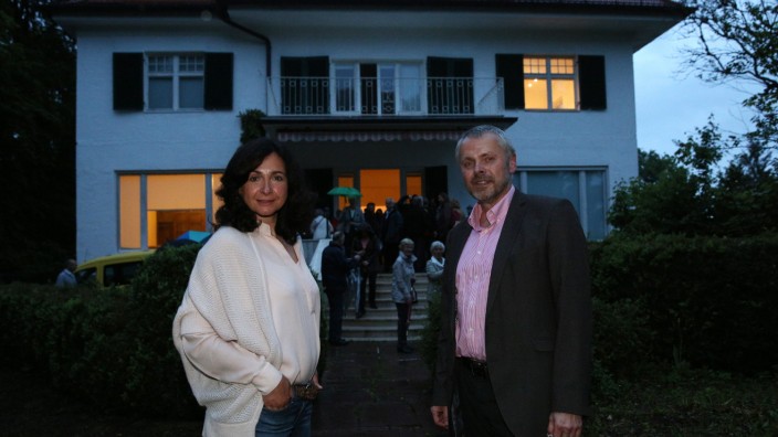 Asylunterkünfte: Eigentümerin Eva Rapaport und Vereinschef Johannes Seiser stellten gemeinsam mit Pädagogen, Flüchtlingen und Theaterprominenz das Projekt vor.