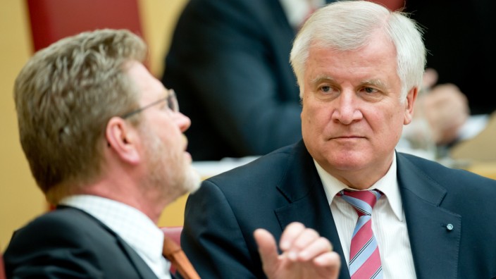 Bayerischer Landtag: Horst Seehofer und seine MInister sollen künftig leiser miteinander sprechen.