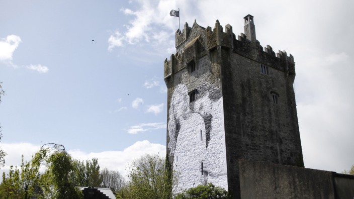 Referendum zur Homo-Ehe: Das Bild von einem lesbischen Paar ziert das Caher Castle im irischen Galway.