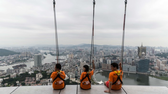 Hochhäuser: In der 61. Etage des Macau-Towers können Besucher direkt vom Rand 233 Meter nach unten blicken. Wem das nicht reicht, darf am Seil in die Tiefe springen.