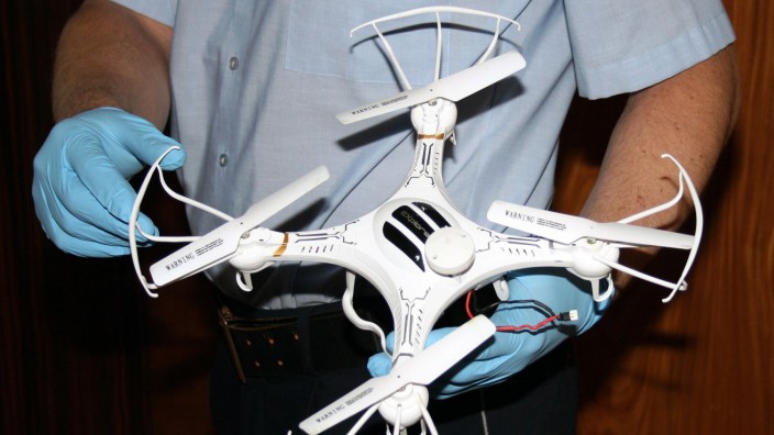 Tieffliegende Drohne knallt in Windschutzscheibe
