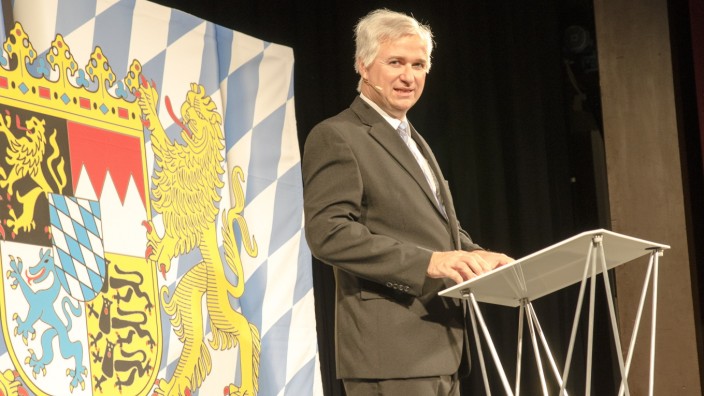 Ottobrunn: Parodiert in seinem Programm "Können Sie Bayern?" die Riege der jüngsten Ministerpräsidenten: Kabarettist Wolfgang Krebs, hier als Horst Seehofer.