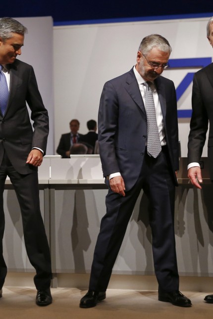 Deutsche Bank supervisory board chief Achleitner stands between co-CEOs Jain and Fitschen before the bank's annual general meeting in Frankfurt