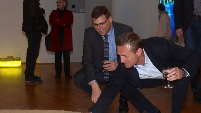 SZenario: Landrat Stefan Löwl (links) mit seinem Kollegen aus Oswiecim, Zbigniew Starzec in der Neuen Galerie.