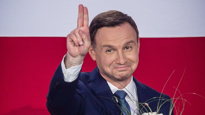 Sieg bei Stichwahl: Der polnische Oppositionskandidat Andrzej Duda nach Bekanntgabe der ersten Hochrechnungen.