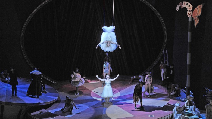 Festspiele Baden-Baden: Der Tenor Rolando Villazón, der Regie geführt hat, verlegt die Oper in einen Zirkus und doppelt die Titelrolle mit einer Trapezkünstlerin.