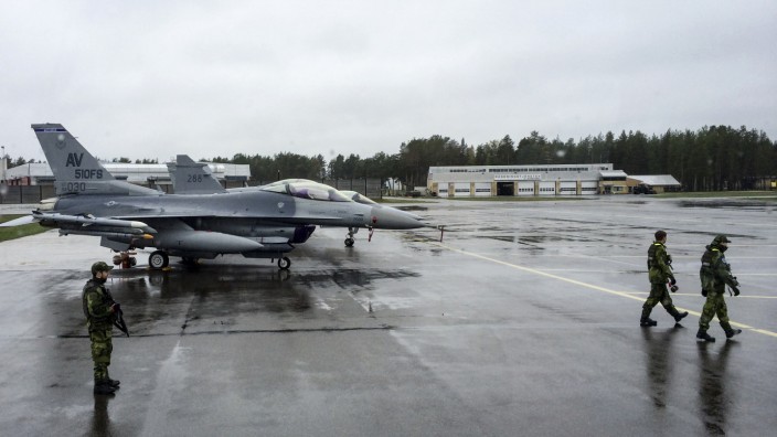 Nato-Manöver: US-Kampfflugzeuge in Schweden. Im Rahmen der Nato-Übung "Arctic Challenge" fliegen sie in diesen Tagen über Nordeuropa.