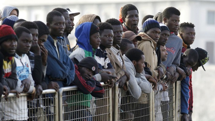 "Notfallmaßnahme" der EU-Kommission: Flüchtlinge warten im Hafen von Messina, von Bord gehen zu dürfen und damit auf ihre Ankunft in Europa.