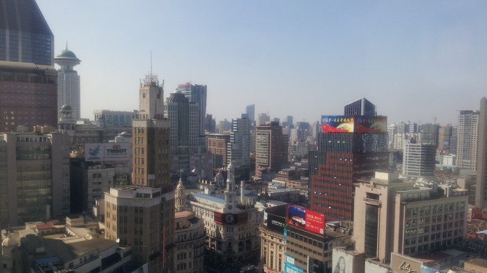 China: Schöner Schein: Shanghais Innenstadt-Bauten wachsen in den Himmel, die Armut herrscht am Stadtrand.
