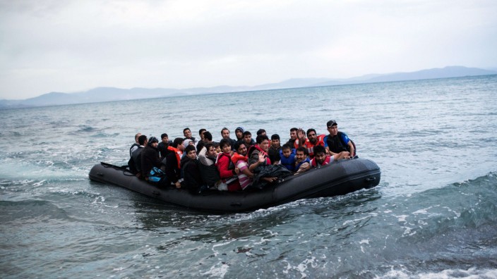 EU: Aus Afghanistan kommt diese Gruppe, die am Mittwoch die griechische Insel Kos mit einem Schlauchboot erreichte.