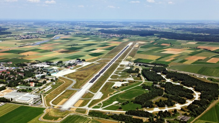 Prozess um Allgäu Airport: Streit: Ob der Flughafen in Memmingen ausgebaut werden darf, muss ein Gericht klären.