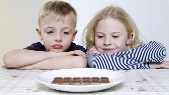 Gesundheit: Wenn Schokolade dünn statt dick machen würde, müssten Geschwister wohl seltener ihre Tafel teilen.