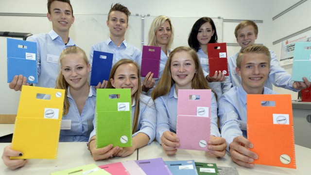 Schülerfirma: Mit Lehrerin Maria Nachtmann (hinten Mitte) haben die Schüler den Handyschutz "Phocation" entwickelt.