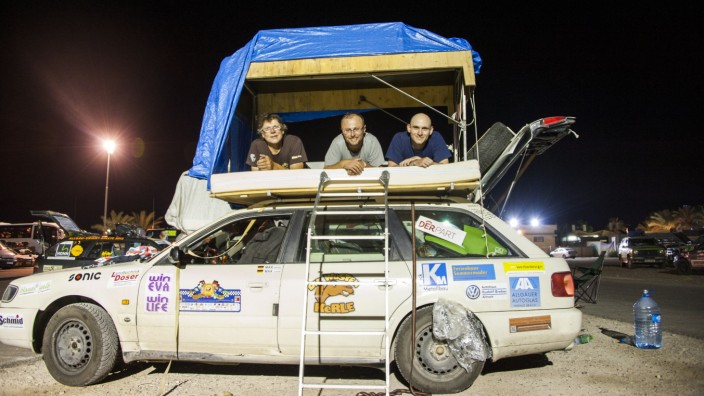 Rallye Allgäu-Orient: Das Team "Die Wüsten Kerle" auf ihrem Audi A6 Avant.