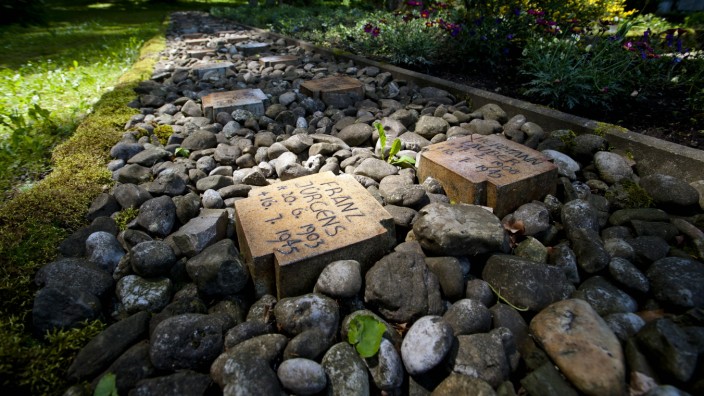 Zugunglück von Oberelkofen: Gedenksteine erinnern an die Opfer, die bei dem Zugunglück von Oberelkofen ums Leben gekommen sind.