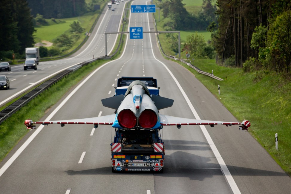 Eurofighter auf der Autobahn