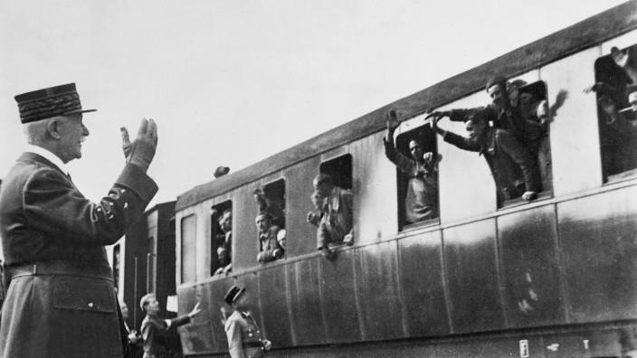 Henri Philippe Pétain begrüßt heimkehrende Kriegsgefangene, 1941