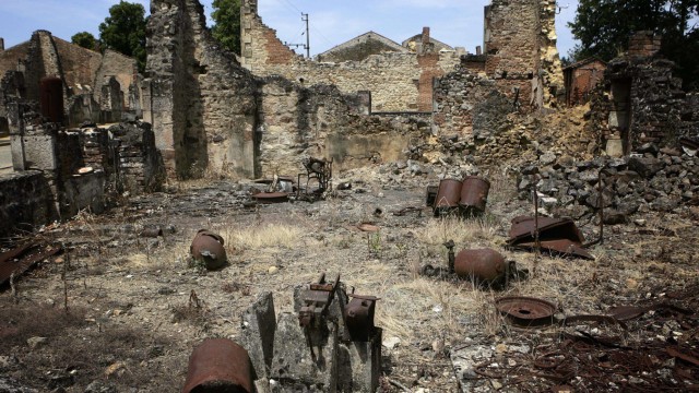 Marschall Philippe Pétain: Ruinen des von der SS zerstörten Ortes Oradour-sur-Glane. Mehr als 640 Dorfbewohner wurden ermordet.