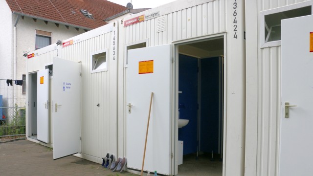 Markt Indersdorf: Die Sanitärcontainer in der Sammelunterkunft für Flüchtlinge: Eine der Duschen ist seit zwei Wochen defekt.