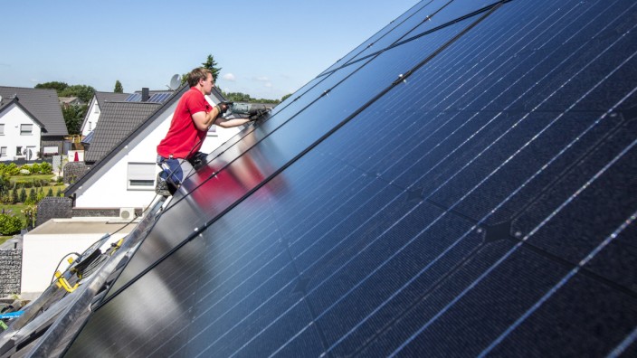 Energiewende: Aufbau einer Solarenergie-Anlage auf einem Einfamilienhaus: Gerade auf dem Land soll für Privatleute die Nutzung von Strom aus der Sonne wieder rentabler werden.