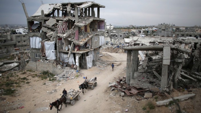 Gaza: In Wartestellung: Ein zerstörtes Haus im Stadtteil Schedschaija in Gaza-Stadt - und keine Aussicht auf Zement. Der Aufbau in dem Palästinensergebiet kommt nicht voran, die Spannungen nehmen zu.