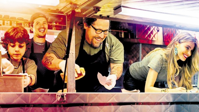 Kino: Küchen-Chef Casper wird gespielt von Jon Favreau (M.), der seine filmische Leidenschaft gern zwischen Regie und Schauspielerei teilt. Links hinter ihm: John Leguizamo.