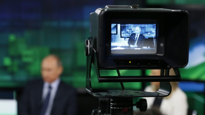 Kritik an Salve TV: Putin ist im Bilde: Der Präsident durch eine Kamera im RT-Studio in Moskau betrachtet.