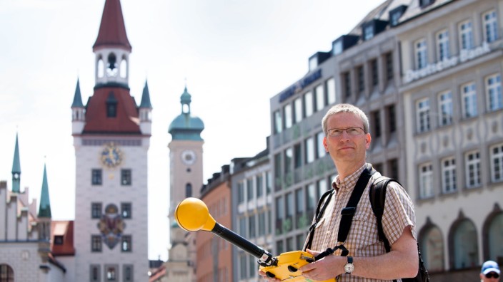 Christian Bornkessel (Elektrotechniker an der TU Ilmenau) mit einem Spektrumanalysator am Marienplatz.