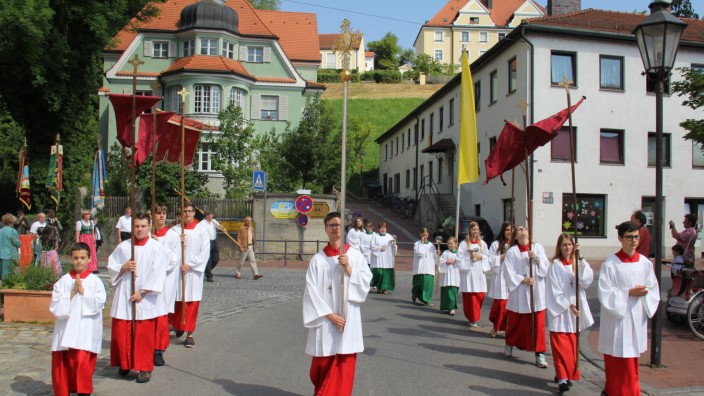 Landkreis: Am Donnerstag begehen die Katholiken Fronleichnam. Das Bild zeigt die Ministranten der Pfarrei Maria Dorfen.