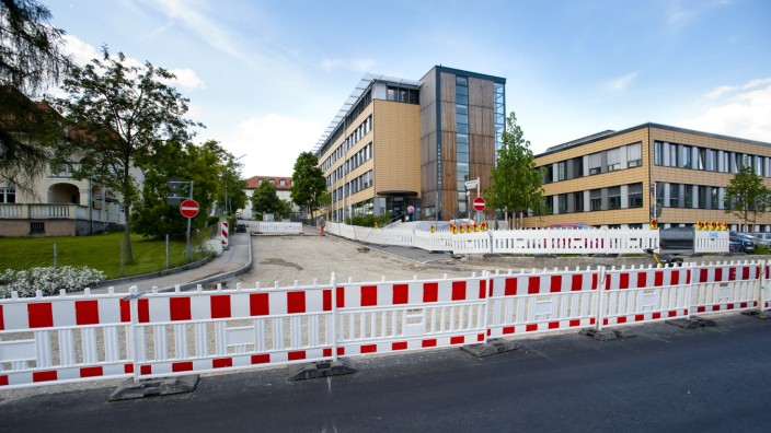 Ebersberg: Vor dem Landratsamt Ebersberg in der Eichthalstraße wird gebaut. Die Dr.-Wintrich-Straße ist nur halbseitig befahrbar.