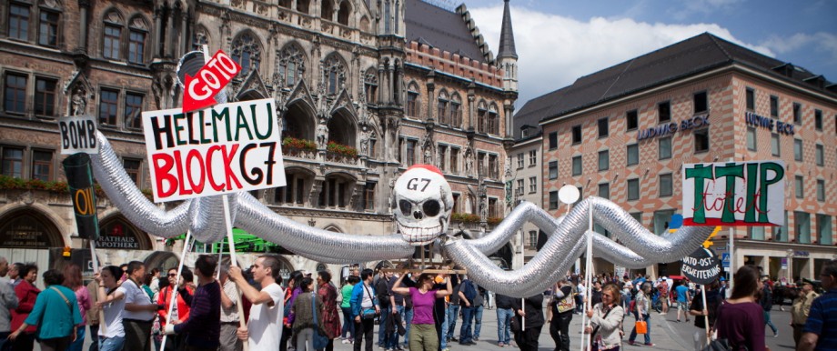 Demonstration gegen den G7-Gipfel auf dem Münchner Marienplatz, 2015