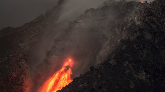 Angst auf Sumatra: Seit dem 31. Mai beobachten die Menschen aus der Region Karo in Indonesien eine gesteigerte Aktivität am Vulkan Sinabung.