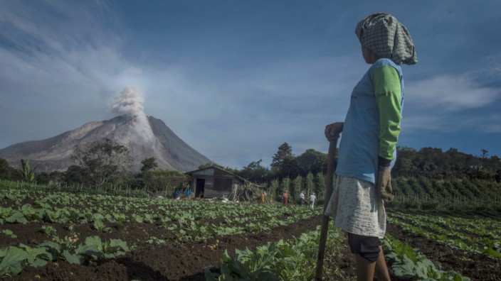 Angst auf Sumatra: Seit mehreren Tagen spuckt der Vulkan Sinabung Rauch und Asche. 3000 Menschen müssen die Region Karo verlassen.